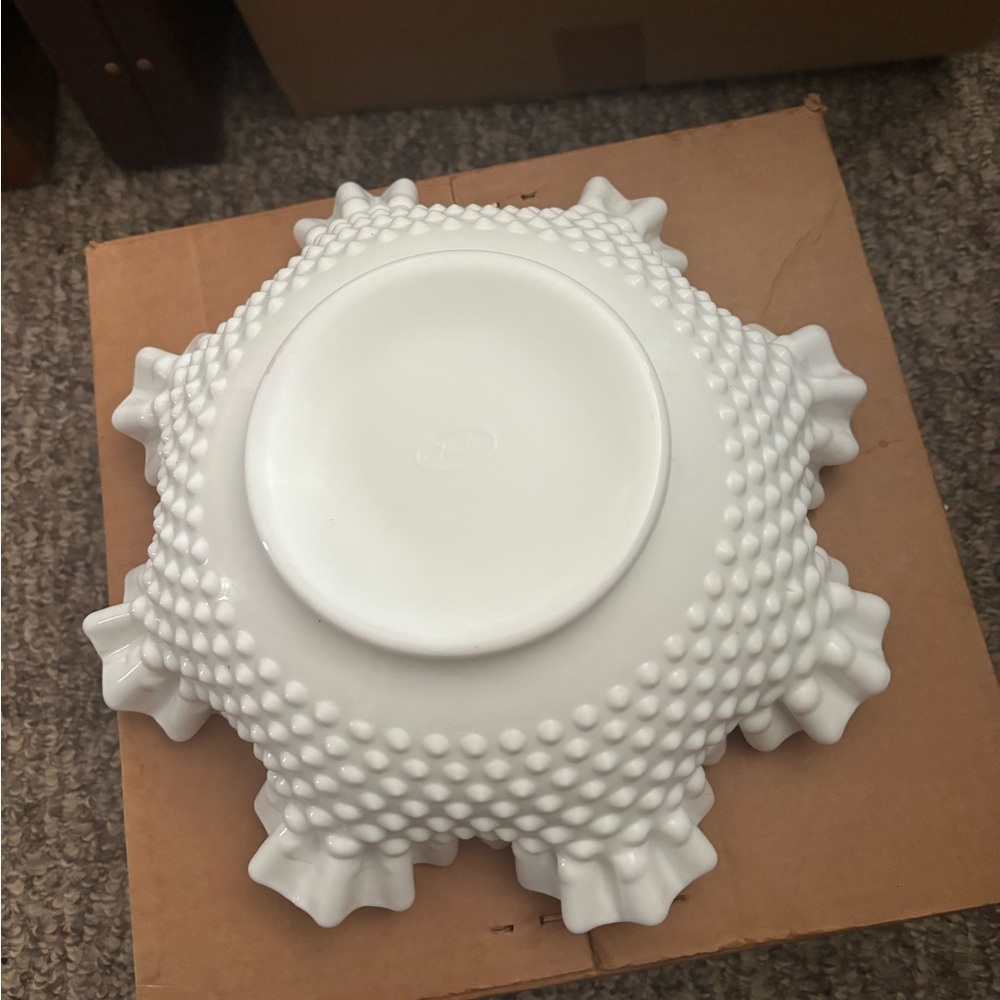 Elegant White Ruffled Edge Serving Bowl - Picture 2 of 7